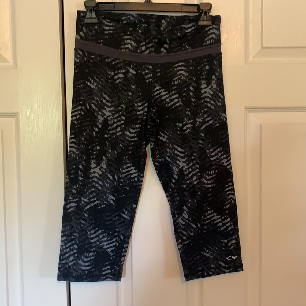 Abstract Striped Cropped Athletic Leggings - Picture 2 of 5